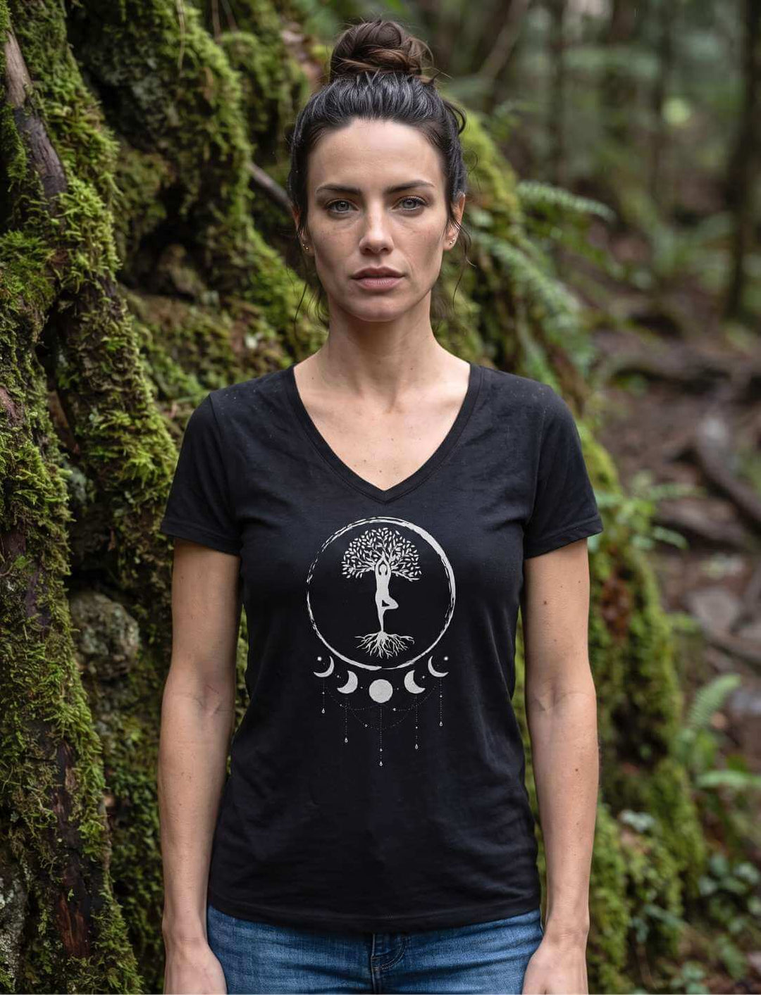 Schwarzes V-Neck Shirt vor moosbewachsenem Baumstamm, Vorderansicht