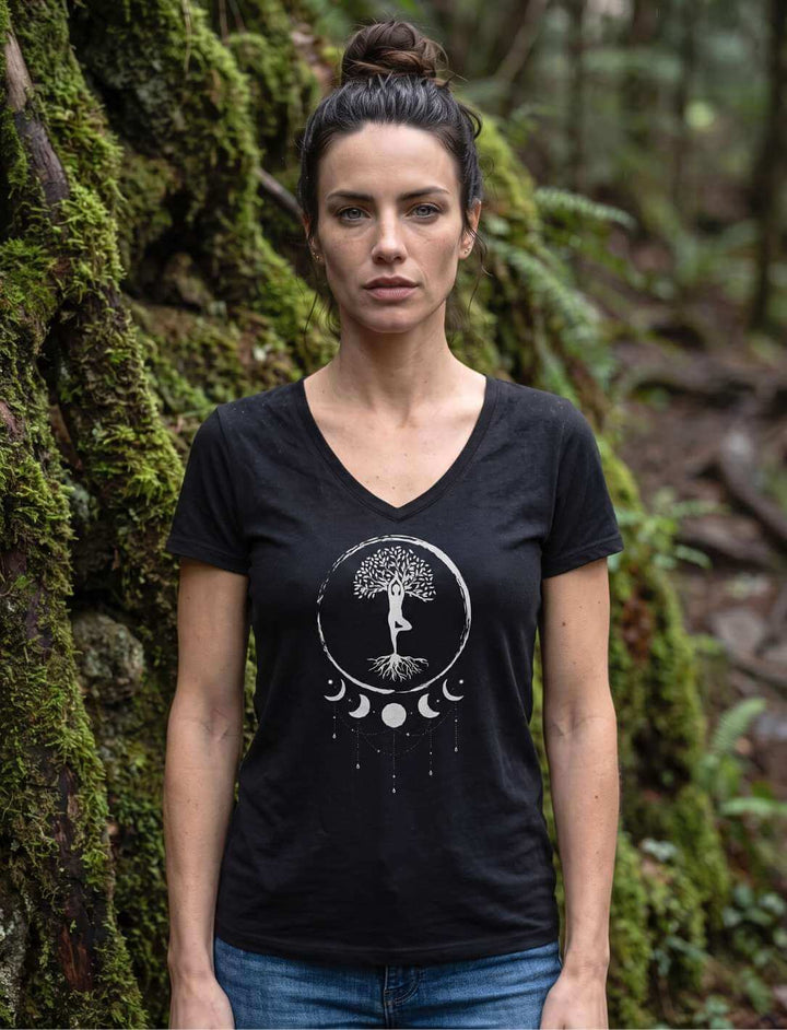 Schwarzes V-Neck Shirt vor moosbewachsenem Baumstamm, Vorderansicht