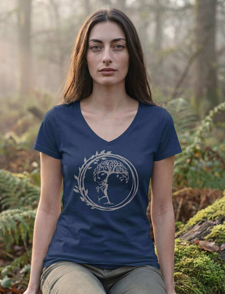 Sitzende Frau in dunkelblauem Shirt auf Moos im Nebelwald, Baum im Kreis auf der Vorderseite
