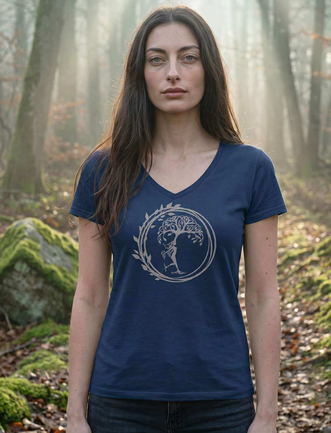 Dunkelblaues Damen V-Neck Shirt im Nebelwald, hell abgesetztes Baummotiv auf der Brust