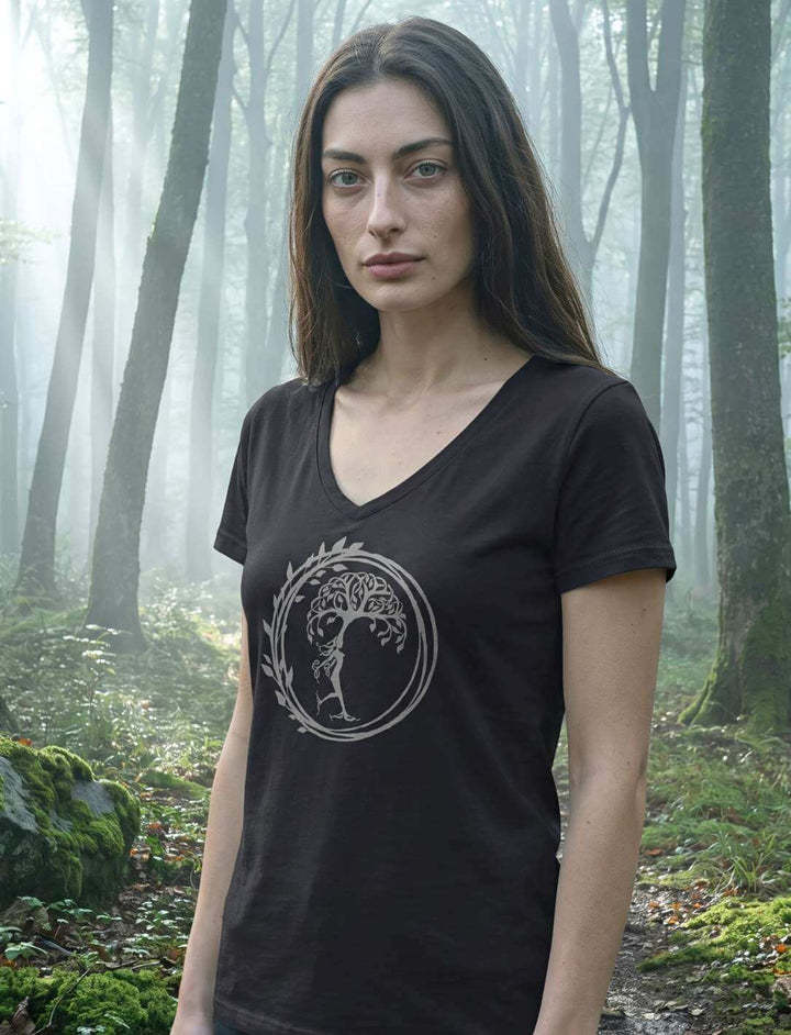 Frau im schwarzen V-Neck Shirt auf einem Waldweg im Morgennebel, Baummotiv mittig auf der Brust