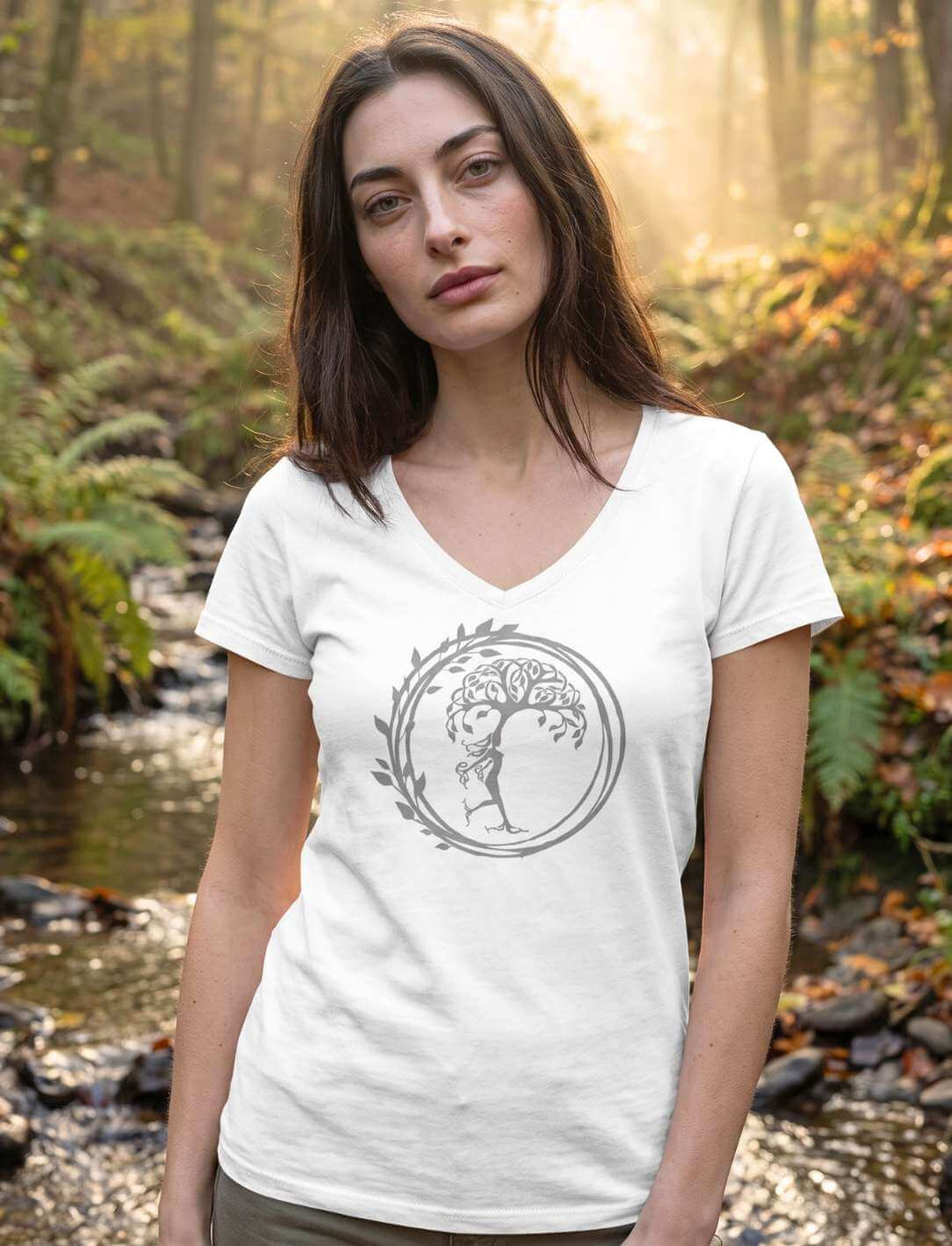 Weisses Damen V-Neck Shirt am Waldbach, feines Baummotiv in Grau auf der Vorderseite