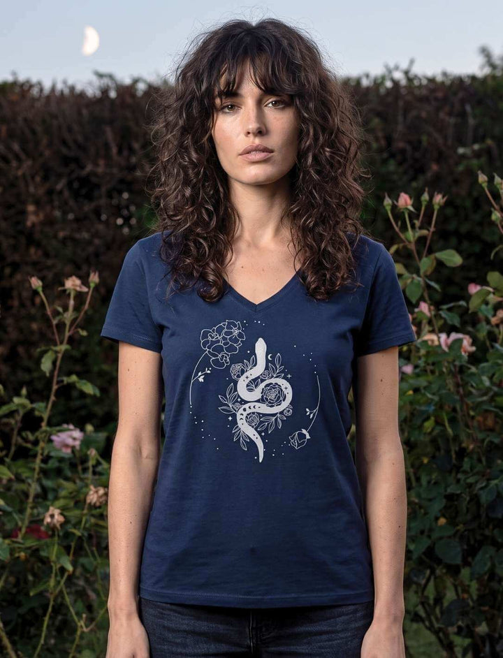 Frau im Schlangen Shirt in Navy vor dunkler Hecke, Mondsichel am Abendhimmel