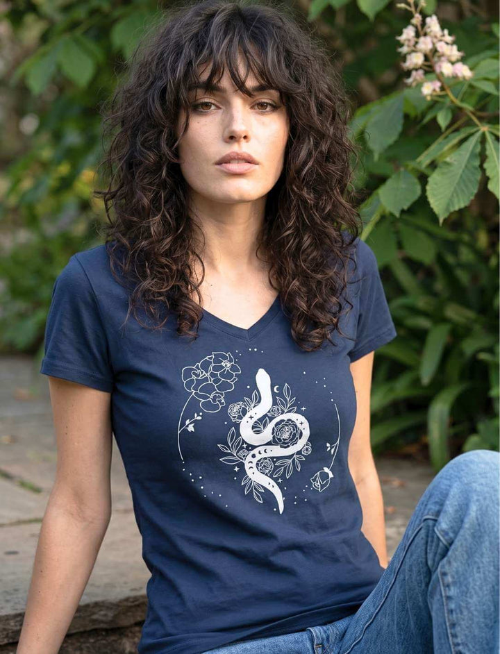 Schlangenmotiv mit Mondkreis auf Damen V-Neck Shirt in Navy, sitzend auf einem Gartenweg