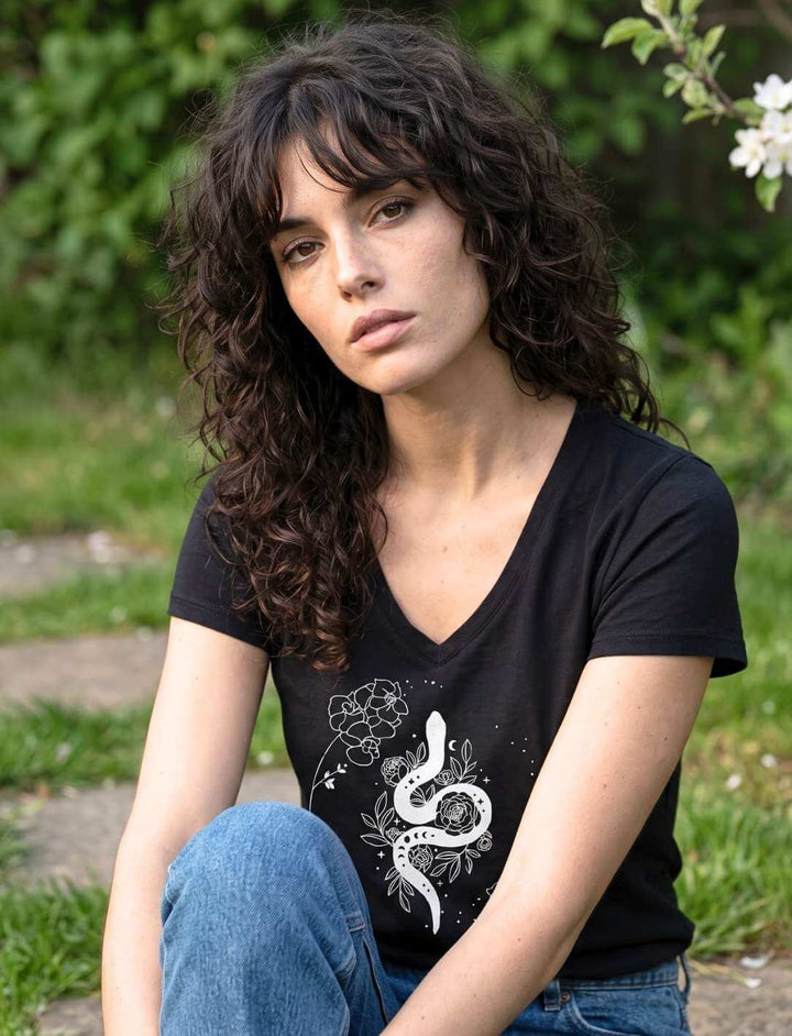 Nahaufnahme des Schlangenmotivs auf schwarzem Damen V-Neck aus Baumwolle