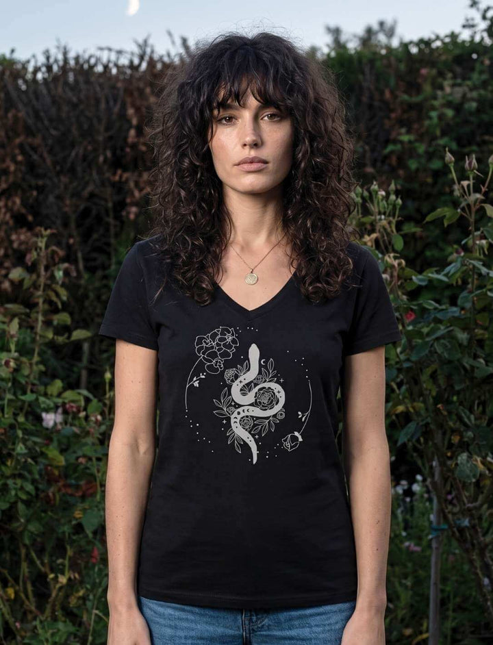 Frau im schwarzen Damen V-Neck Shirt mit Schlangenmotiv, stehend im Freien