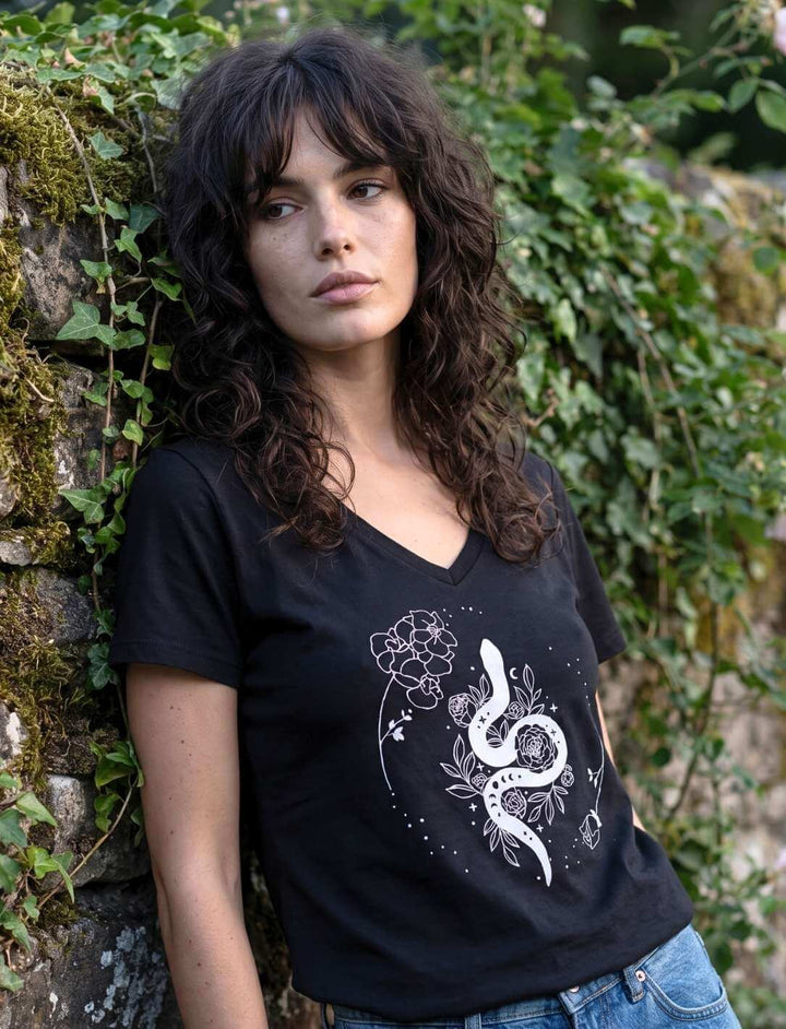 Schwarzes Damen V-Neck Shirt an einer alten Steinwand, Schlangenmotiv mit Mondsicheln
