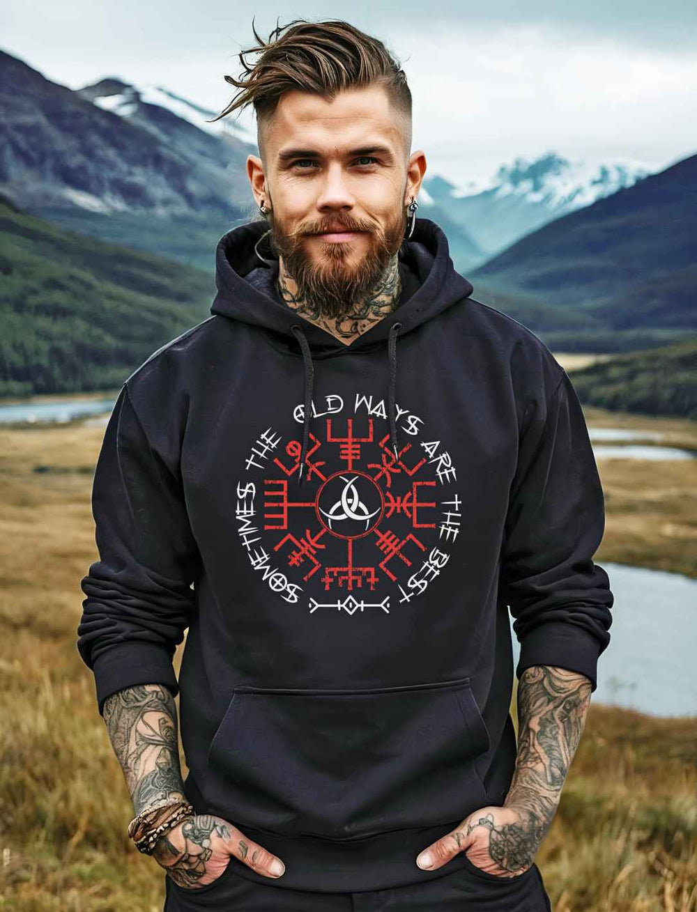 Junger bärtiger Mann trägt das "Sometimes the old ways are the best" Hoodie in schwarz. Im Hintergrund ist eine nordische Landschaft.