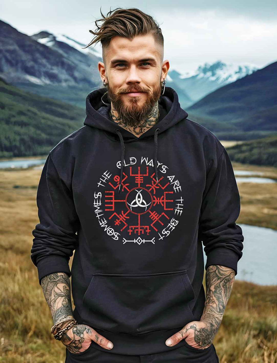 Junger bärtiger Mann trägt das "Sometimes the old ways are the best" Hoodie in schwarz. Im Hintergrund ist eine nordische Landschaft.