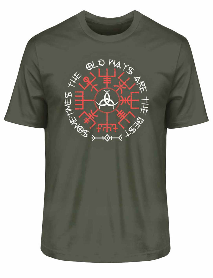 Khaki "Sometimes the Old Ways"-T-Shirt mit faszinierenden Symbolen Vegvisir und Triquetra, die alte Weisheit und Schutz vereinen, auf weißem Hintergrund.