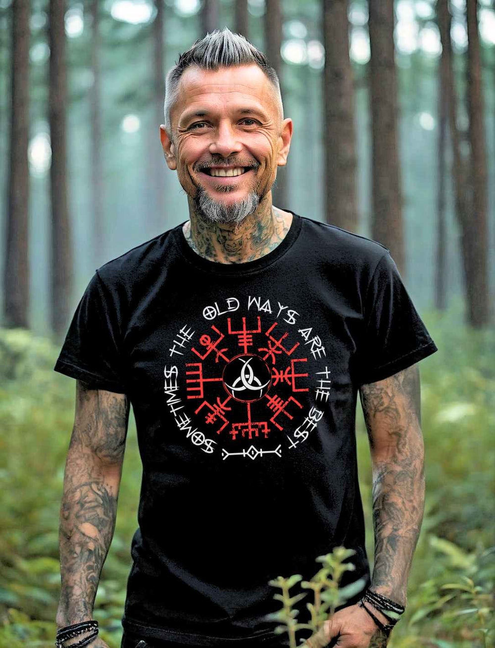 Mann trägt das schwarze T-Shirt "Sometimes the old ways" im Wald.