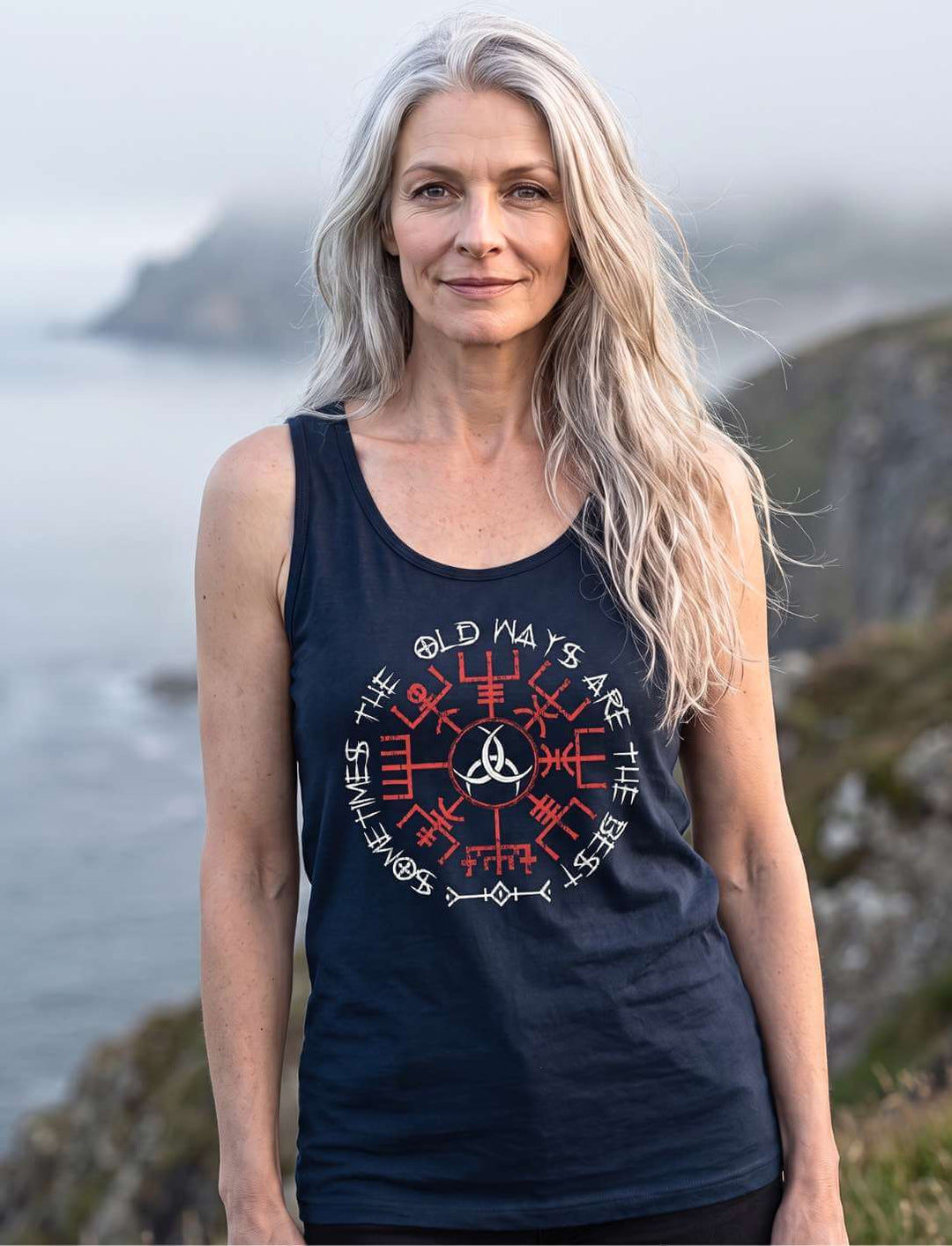 Damen Tank Top in Navy vor Nebel und Fels, Schriftzug rund um den Runenkreis