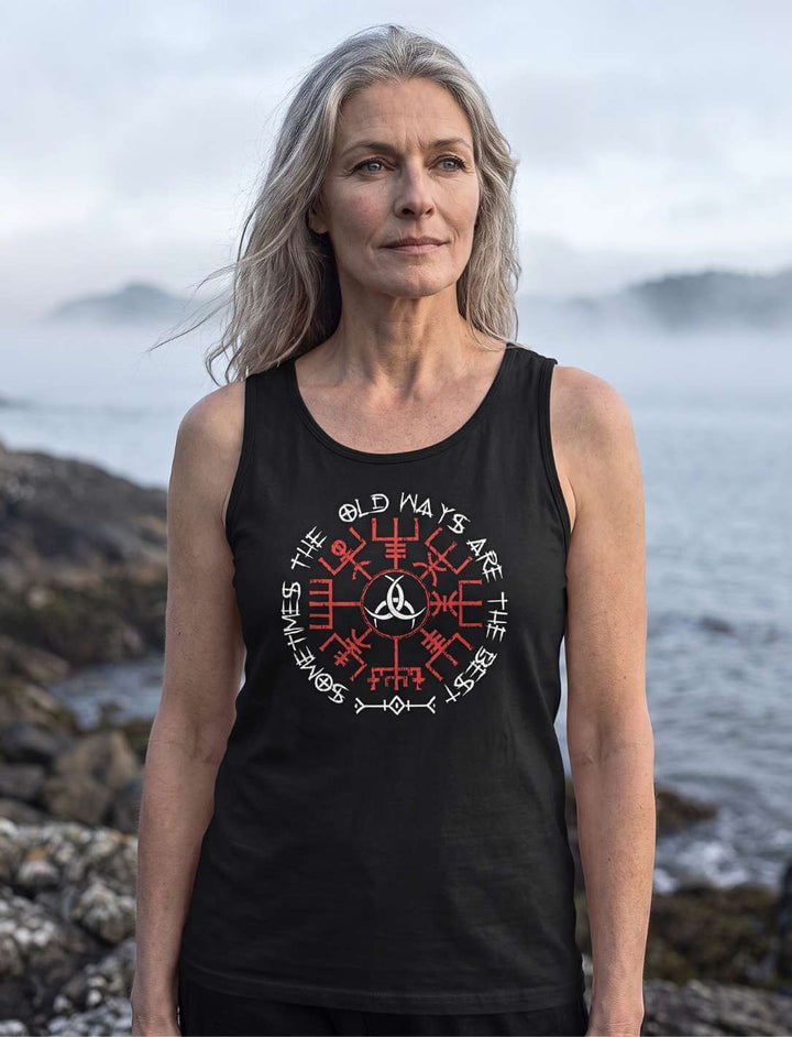 Sometimes the old ways are the best Damen Tank Top in Schwarz mit rotem Vegvisir an der Nebelküste