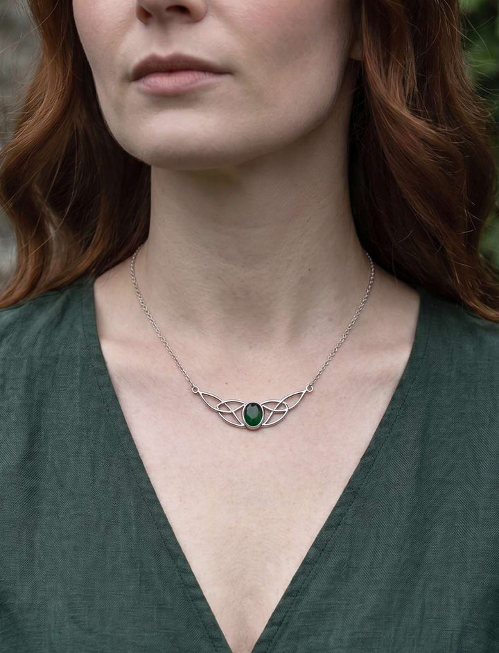 Stein der grünen Insel. Keltisches Amulett mit dunkelgrünem Achat, getragen von einer Frau.