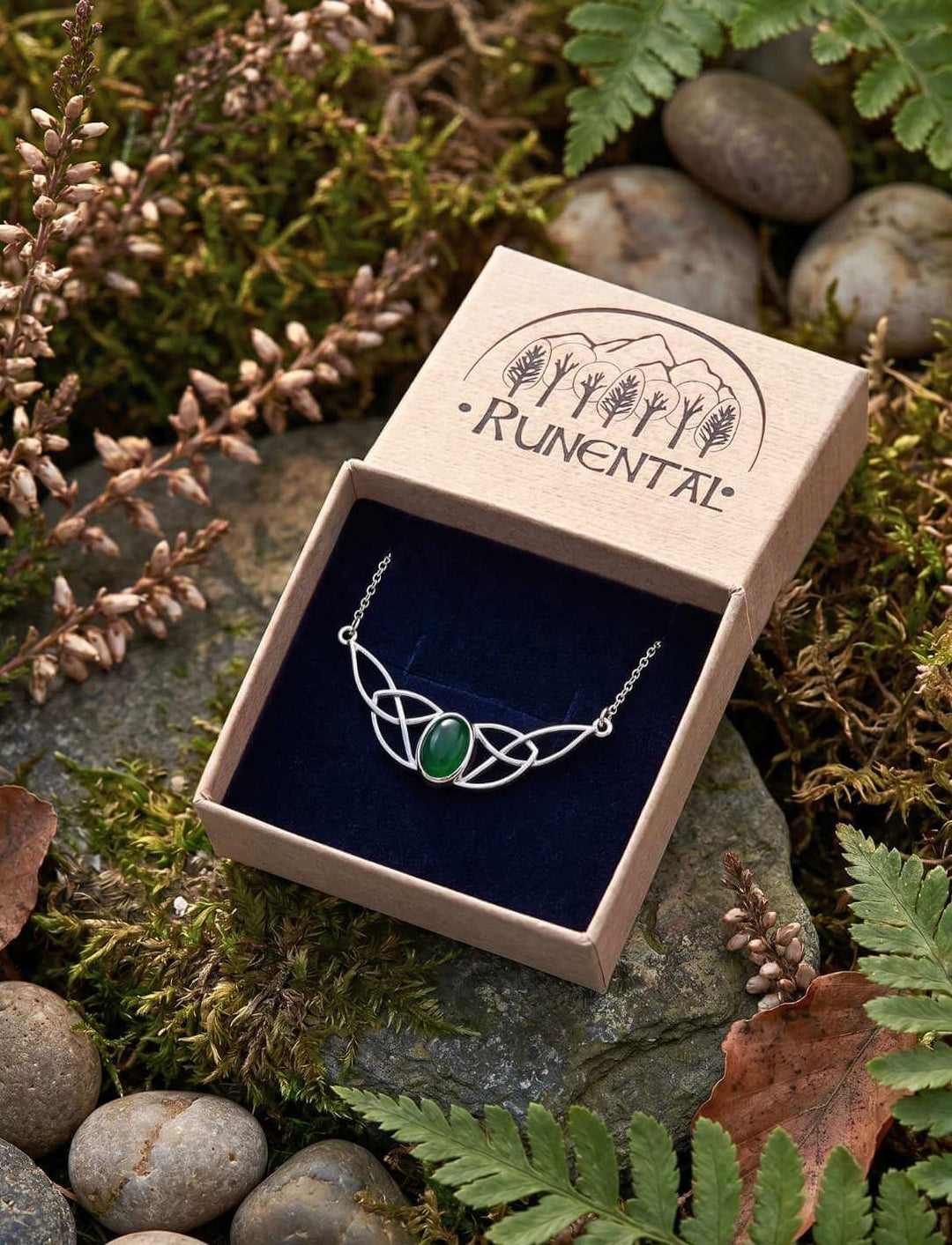 Stein der grünen Insel – Keltische Knotenkette mit grünem Achat in der Runental-Geschenkbox