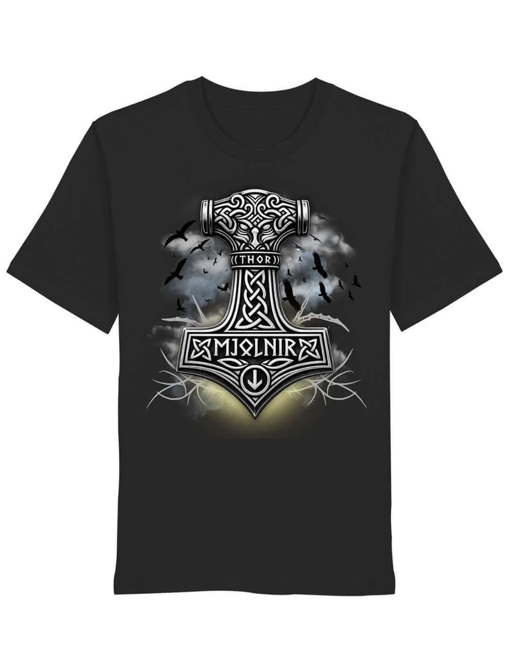 Thors Hammer T-Shirt in Schwarz, flach liegend, Mjölnir im Flechtwerk mit Gewitterwolken und Raben