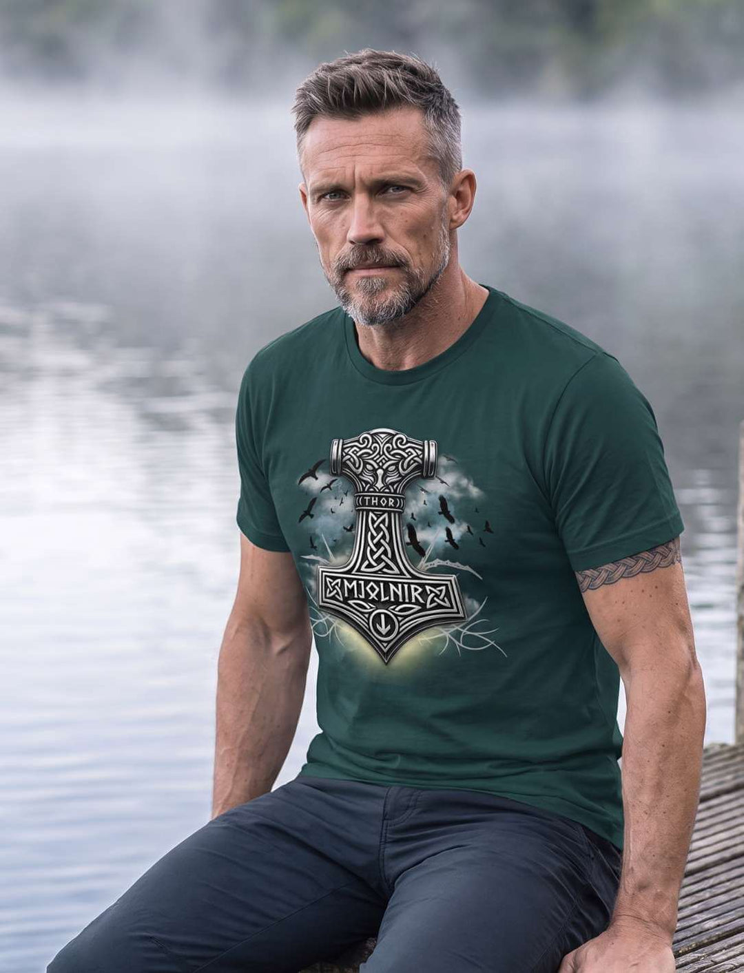 Thors Hammer Shirt Herren in Glazed Green – Mann sitzt auf einem Holzsteg am nebligen See, Mjölnir-Motiv auf der Brust