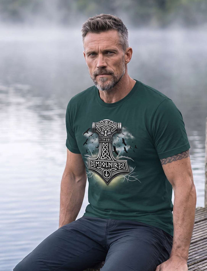 Thors Hammer Shirt Herren in Glazed Green – Mann sitzt auf einem Holzsteg am nebligen See, Mjölnir-Motiv auf der Brust