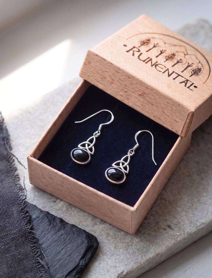 Trinity Knot Ohrringe mit Onyx in der Runental Schmuckschachtel