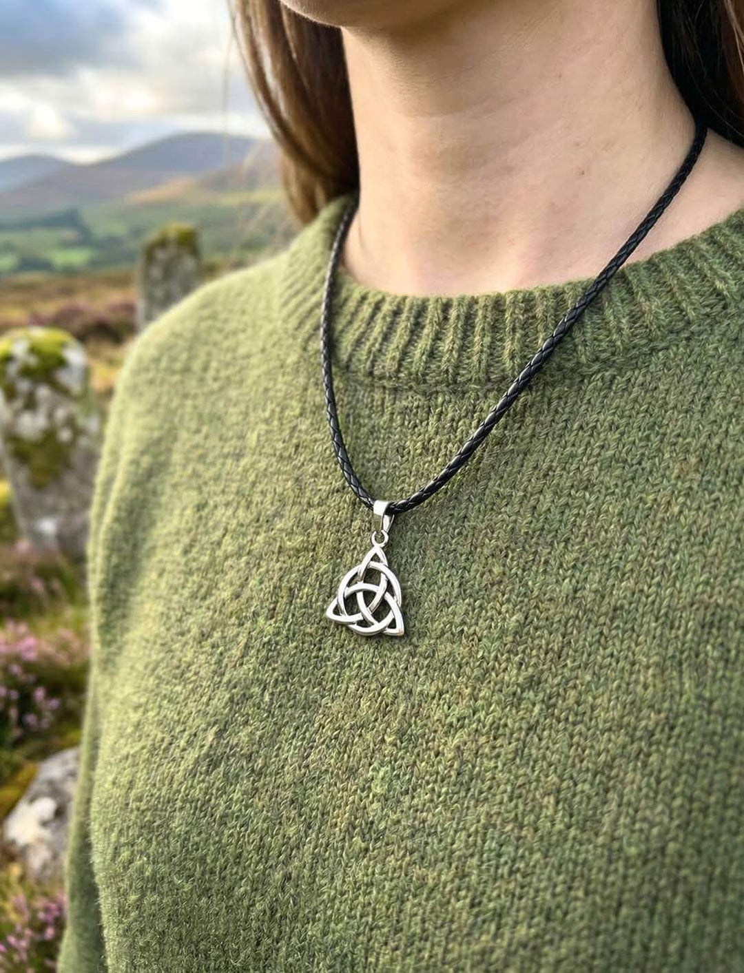 Triquetra Anhänger Edelstahl an Kette getragen von Frau im natürlichen Outdoor Look