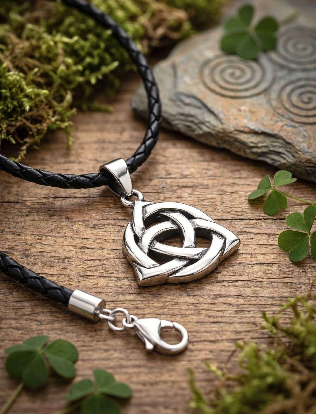 Triquetra Kette Anhänger Edelstahl auf Lederband auf Holz mit keltischen Elementen