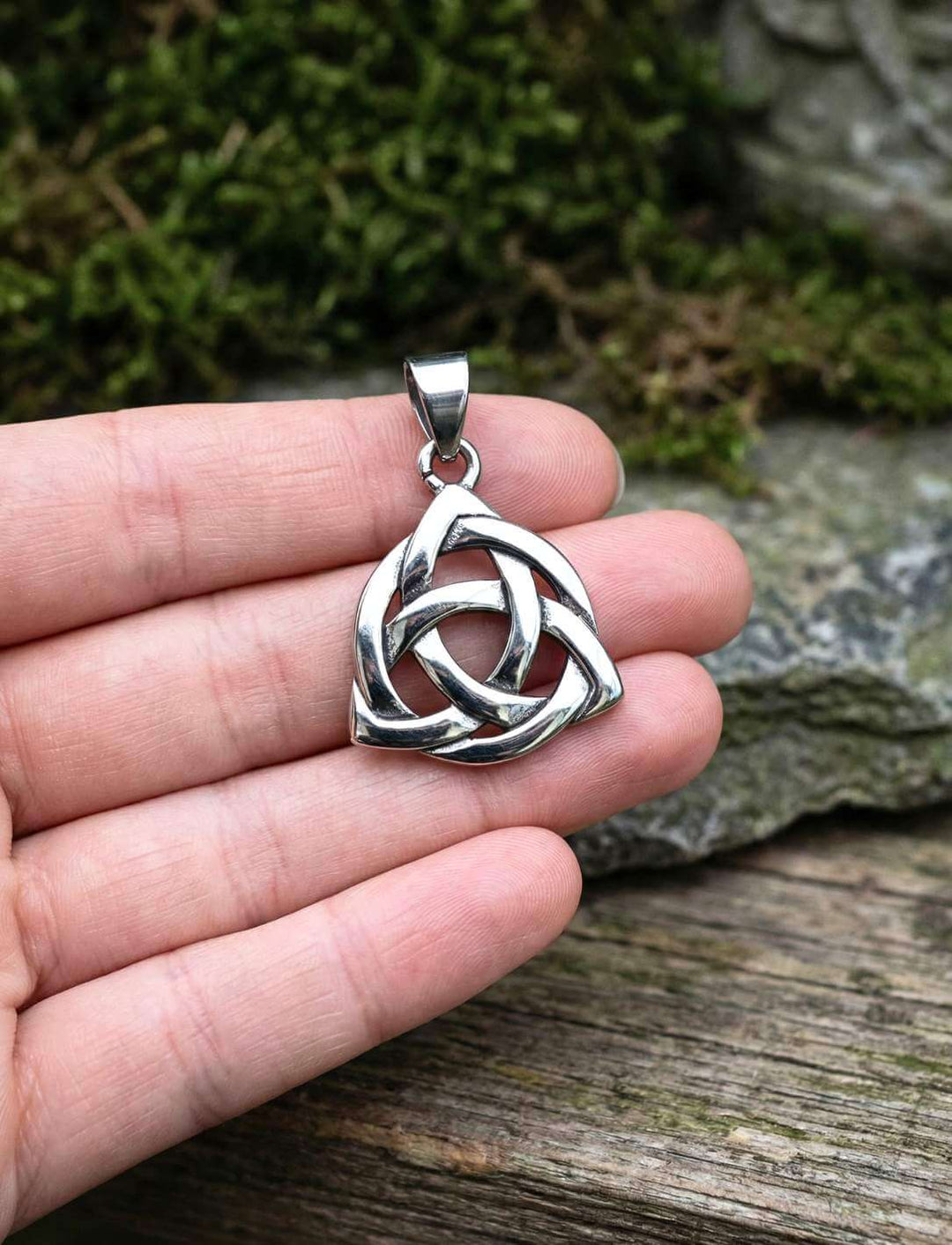 Triquetra Anhänger Edelstahl Größe Vergleich in Hand gehalten