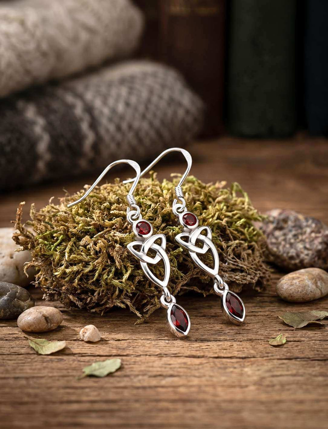 Triquetra des roten Lichts Silber Ohrhänger mit rotem Zirkonia auf Moos und Holz