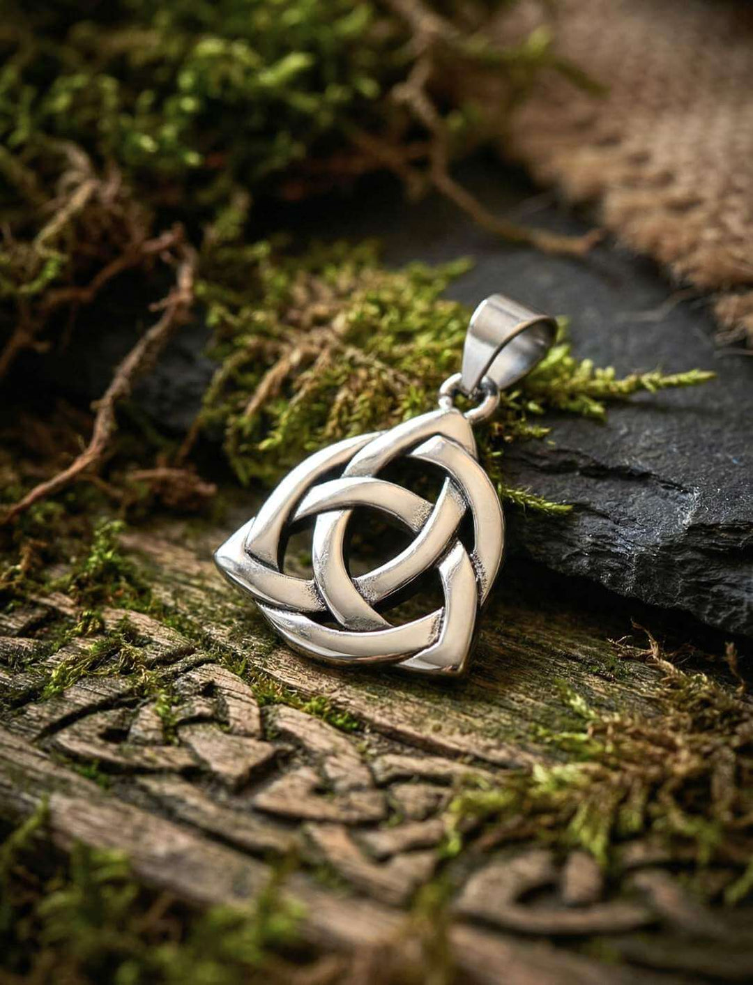 Triquetra Edelstahlanhänger Antik Silber keltischer Knoten auf Stein mit Moos im Natursetting