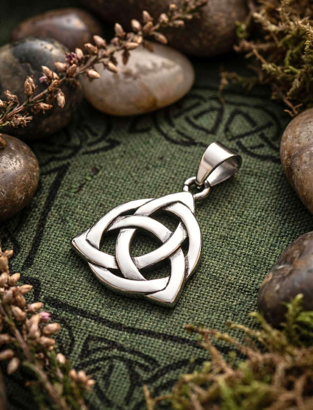 Triquetra Edelstahlanhänger keltischer Knoten auf Stoff mit Steinen im Naturstil