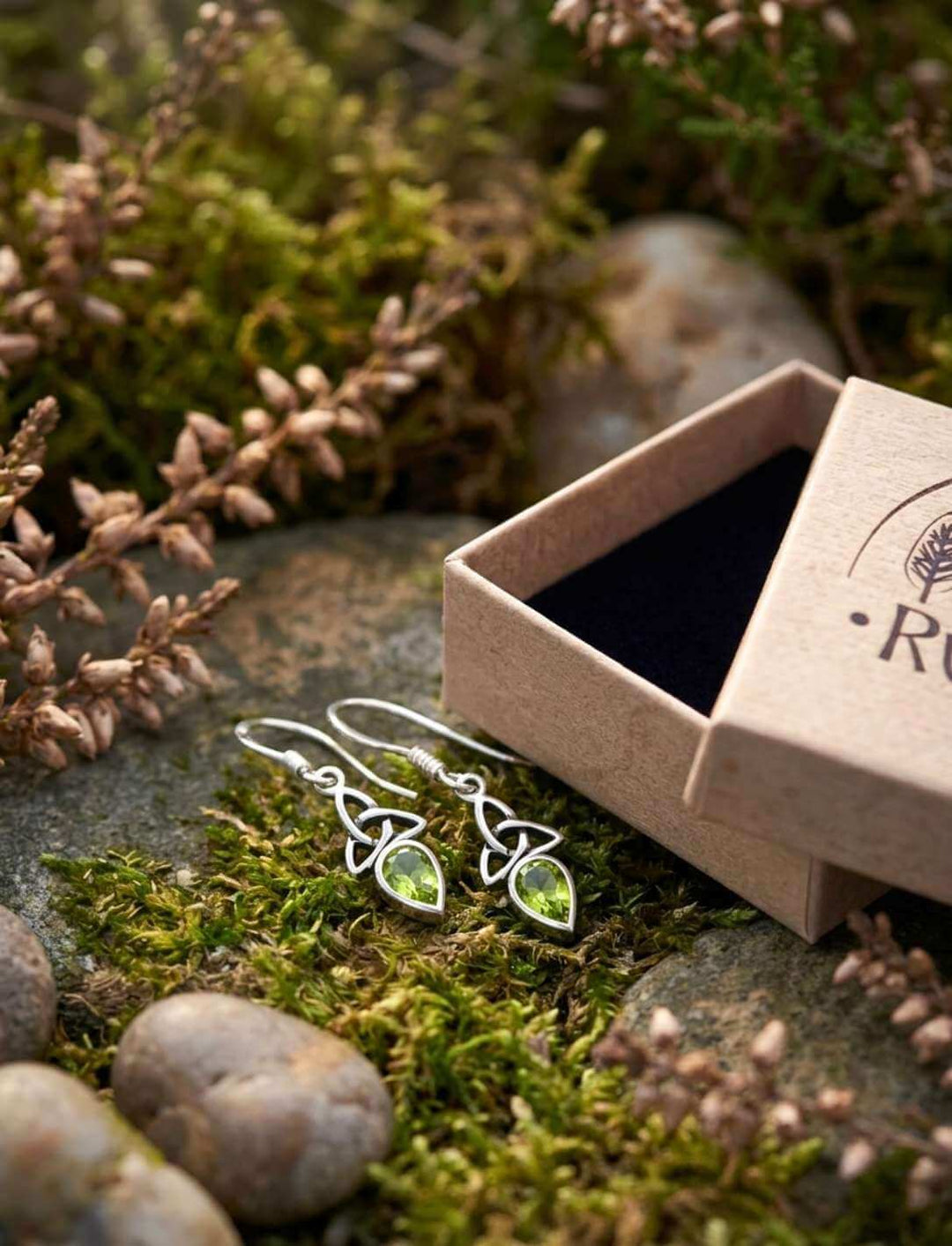 Triquetra Ohrhänger Peridot in Runental Geschenkbox auf Moos