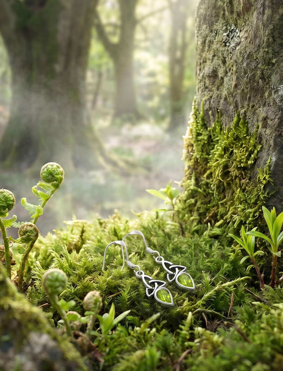 Mystischer Kelten-Wald mit Moos und Morgenlicht als Stimmungsbild zu Triquetra Ohrhängern mit Peridot
