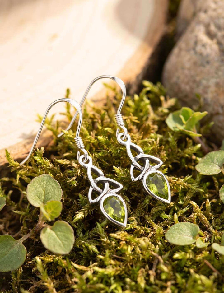 Triquetra Ohrhänger Silber mit Peridot auf Moos drapiert