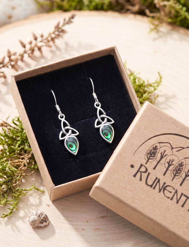 Triquetra Ohrhänger Perlmutt in Runental Geschenkbox