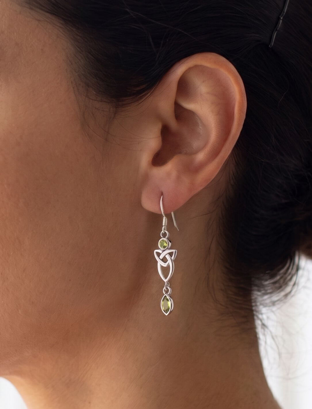 Silber Ohrhänger Triquetra mit grünem Zirkonia am Ohr getragen