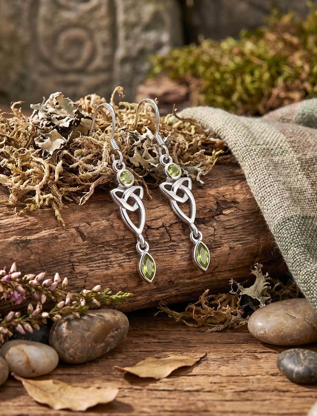 Silber Ohrhänger Triquetra mit grünem Zirkonia auf Treibholz mit Moos und Steinen