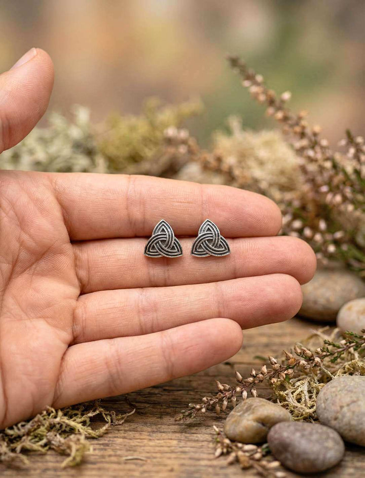 Triquetra Ohrstecker Nahaufnahme in der Handfläche