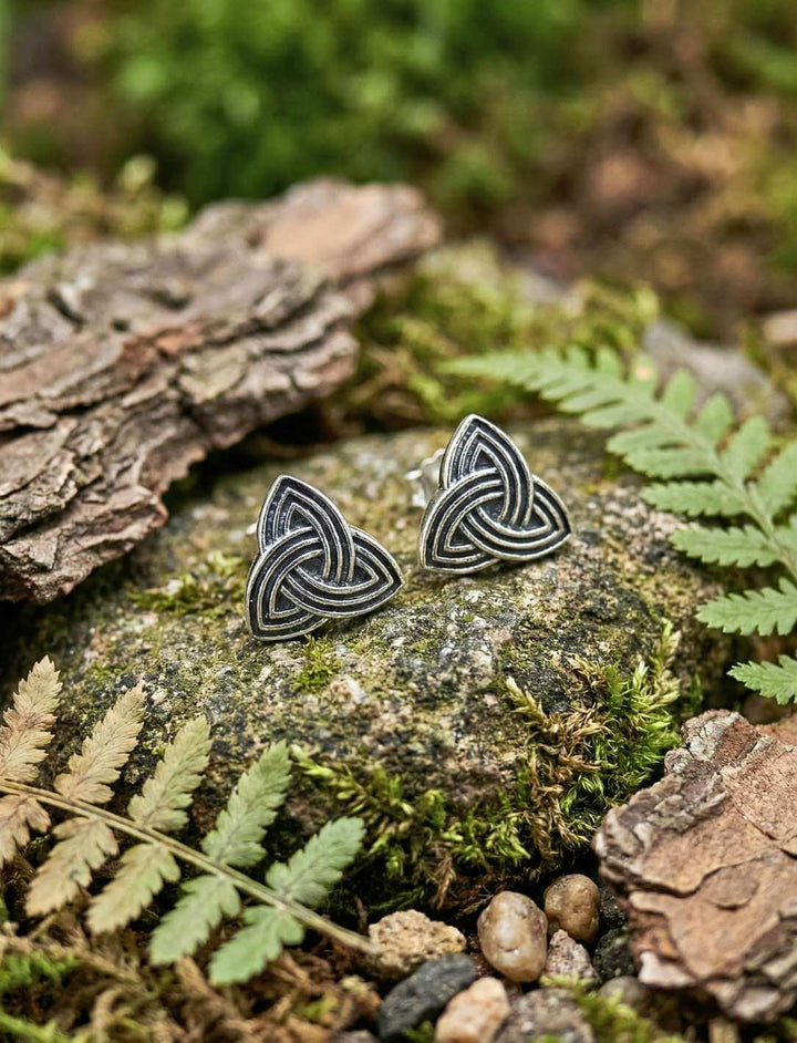 Triquetra Ohrstecker aus 925 Silber auf Baumrinde mit Farn und Moos