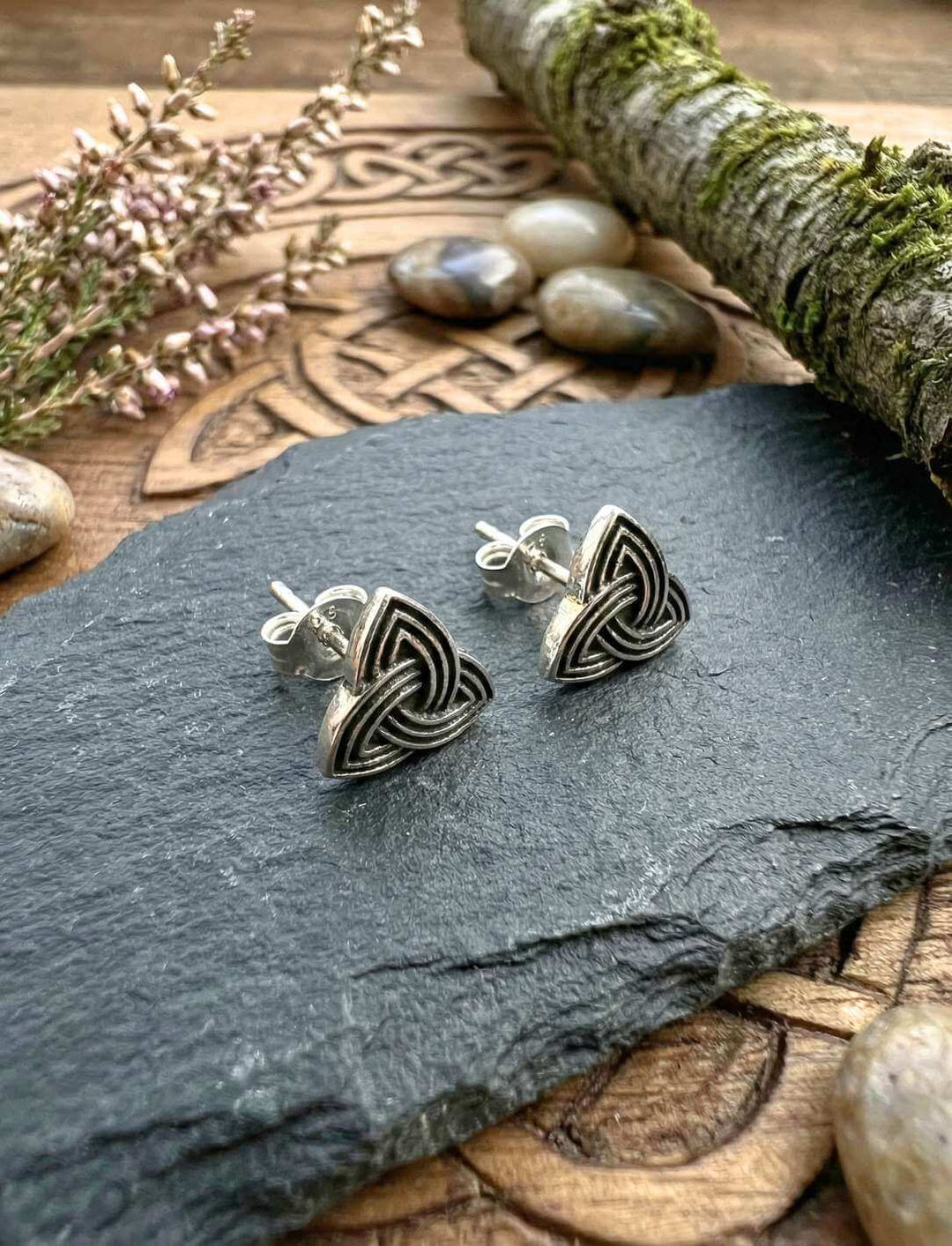 Triquetra Ohrstecker 925 Silber auf Schiefer mit keltischer Holzschnitzerei Heidekraut und Steinen