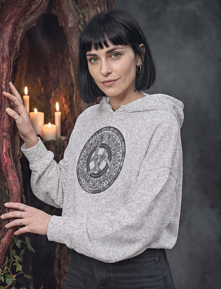 Frau im Heather Grey Damen Boxcut Hoodie Triquetra Sichel der Seherin an einem alten Baum mit Kerzen