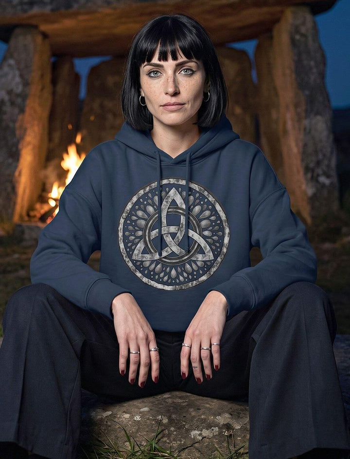 Frau im French Navy Triquetra Boxcut Hoodie sitzt unter einem Dolmen am Feuer