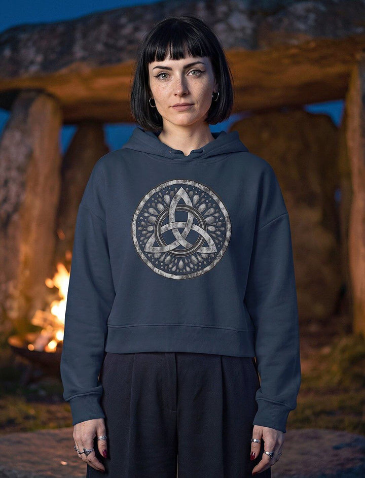 Frau im French Navy Damen Boxcut Hoodie Triquetra Sichel der Seherin vor einem Steinkreis mit Feuer in der Dämmerung