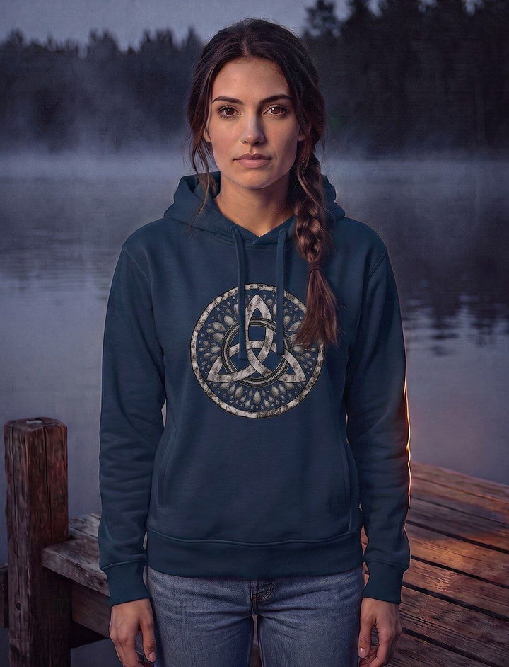Dunkelblauer Damen Hoodie mit Triquetra-Motiv, Frau steht am Steg eines Sees im Abendnebel