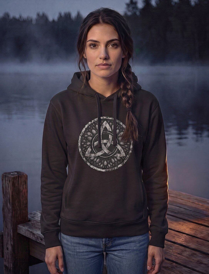 Triquetra – Sichel der Seherin: schwarzer Damen Hoodie mit keltischem Knoten, Frau am nebligen See bei Nacht