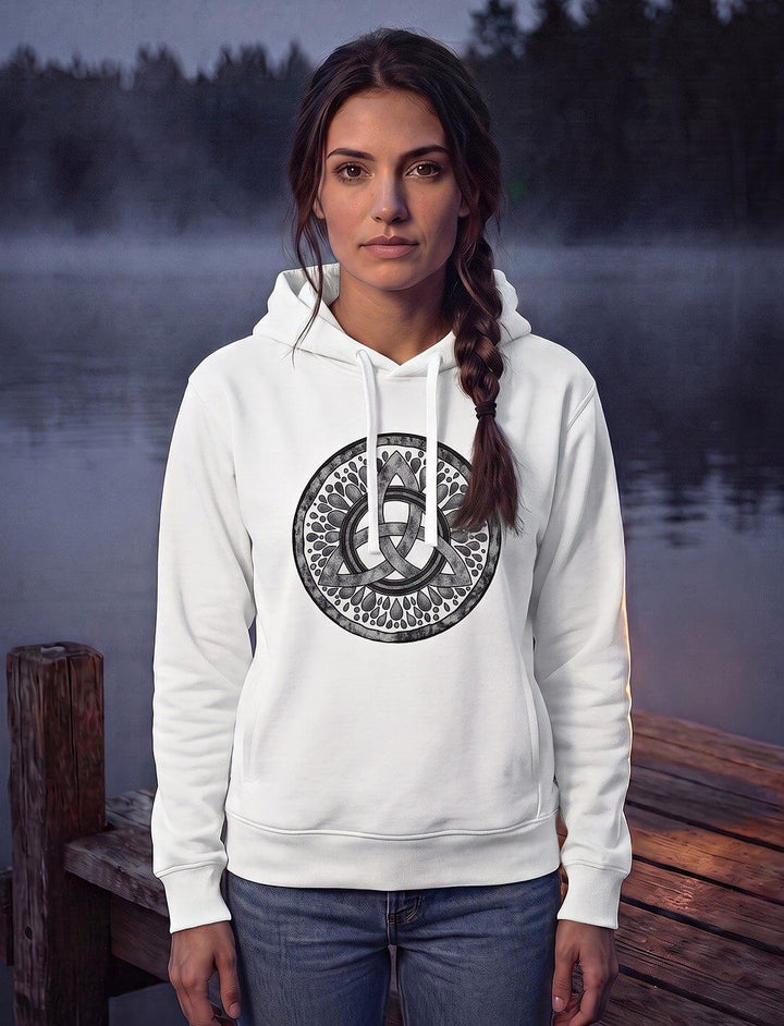 Weißer Damen Hoodie mit keltischer Triquetra, Frau mit Zopf steht auf einem Holzsteg vor dunklem Seeufer