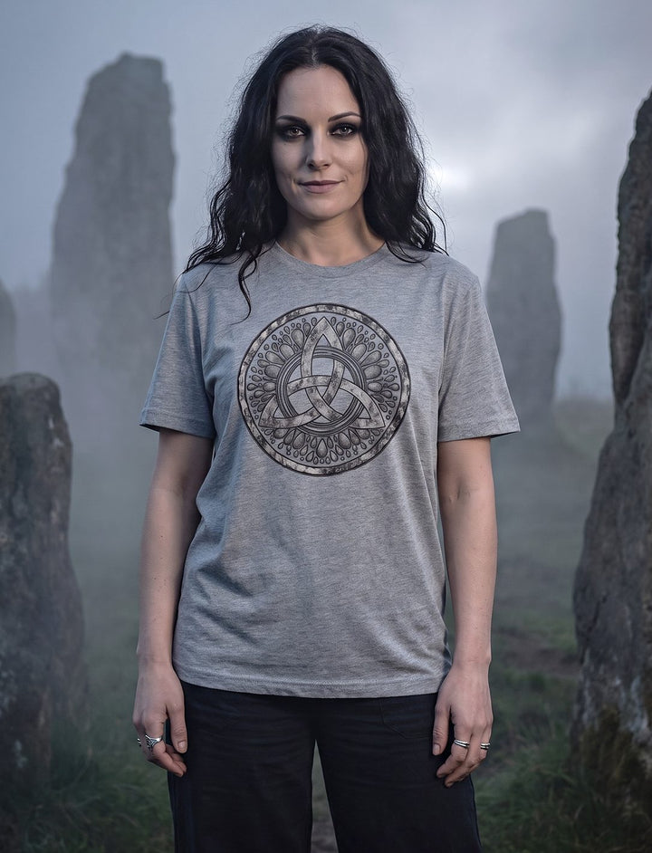 Frau im Heather Grey Damen Shirt mit Triquetra steht zwischen alten Menhiren im dichten Nebel