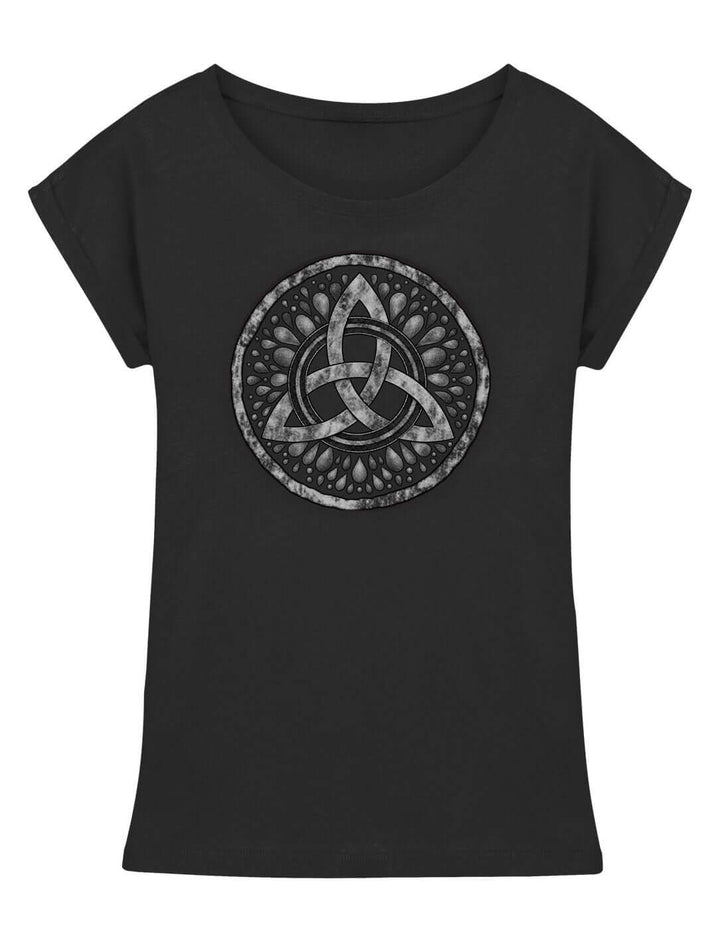 Schwarzes Damen Longshirt mit Triquetra-Medaillon im Taukranz in der Vorderansicht, verlängerte Schultern