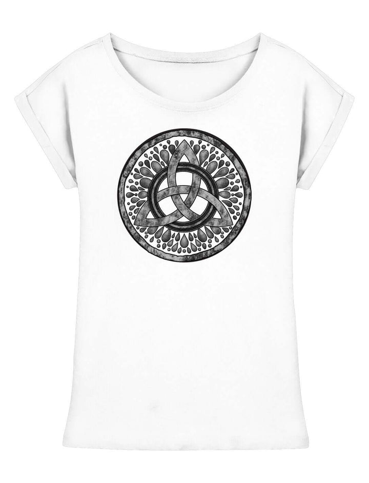 Weißes Damen Longshirt mit grauem Triquetra-Medaillon in der Vorderansicht, lang geschnitten mit umgeschlagenen Ärmeln