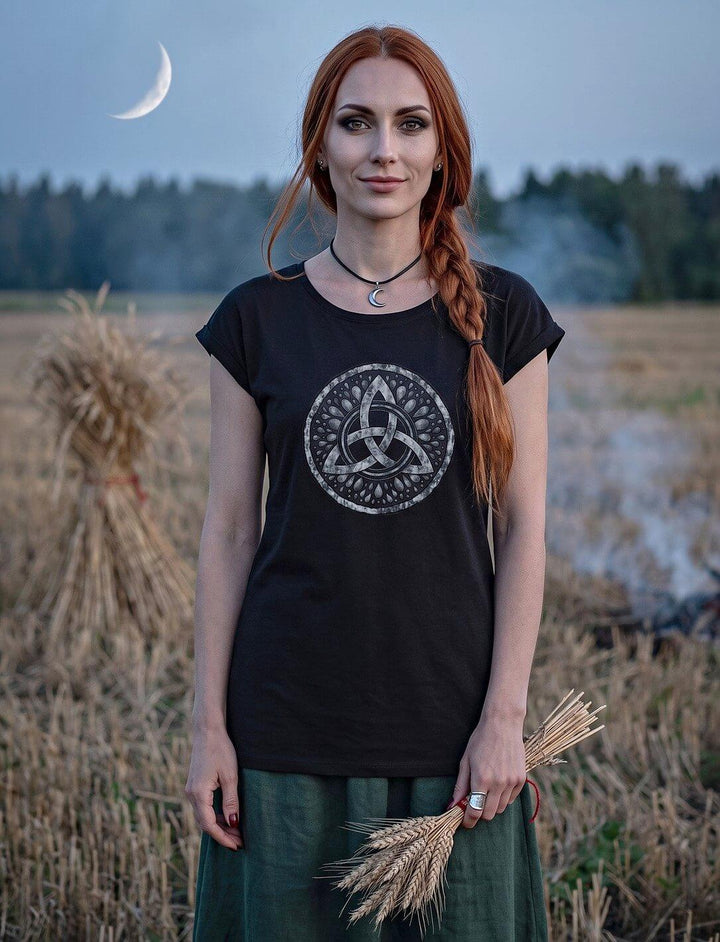 Triquetra – Sichel der Seherin: schwarzes Damen Longshirt mit keltischem Knoten, Frau im Stoppelfeld unter der Mondsichel