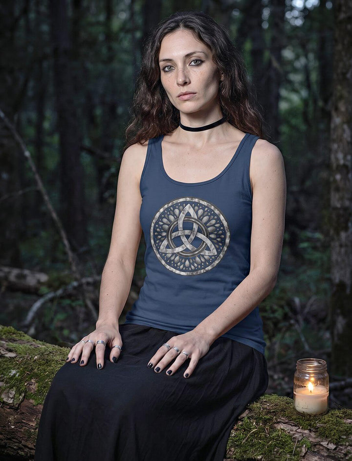 Dunkelblaues Tank Top mit Triquetra im Tropfenkranz, sitzend auf einem Baumstamm getragen, neben ihr eine brennende Kerze