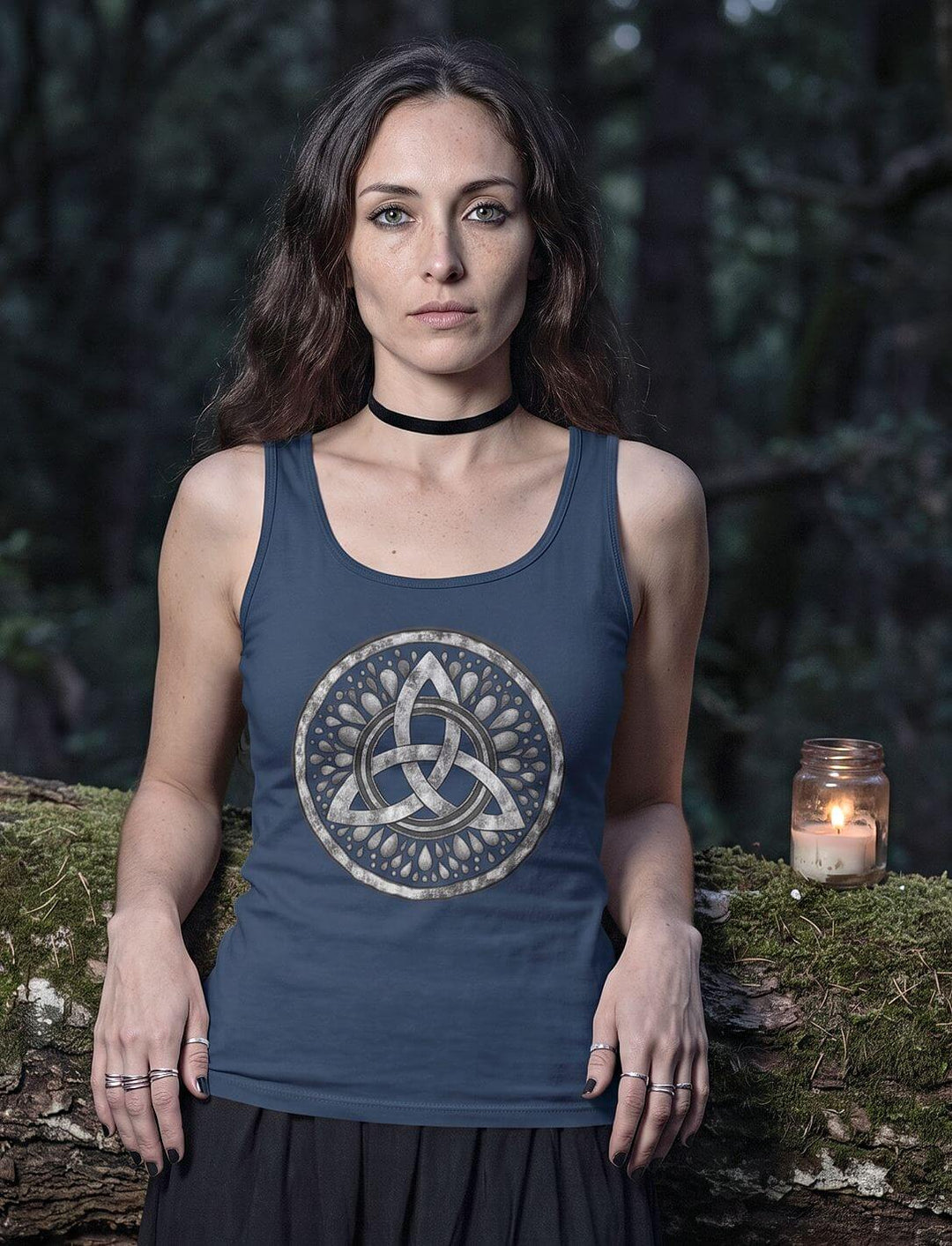 Navy Damen Tank Top mit keltischem Knotenmotiv, Frau lehnt an bemoostem Holz im dunklen Wald bei Kerzenlicht
